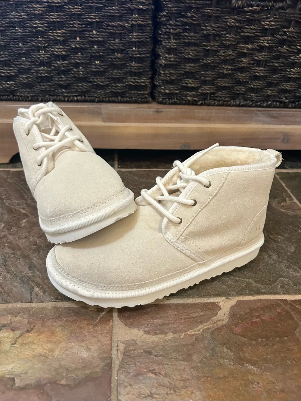 Ugg Unisex Cream Colored Chukka Suede Cozy Interior Boots, Men’s 5 Women’s 7.